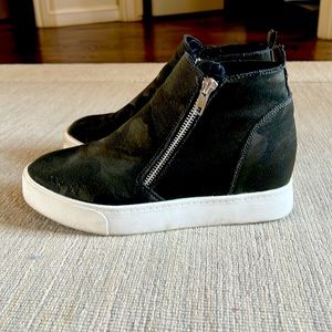 Soda green cammo booties, size 8